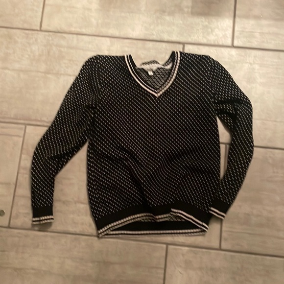 super cute navy and white knit sweater with little white hearts - Picture 2 of 3